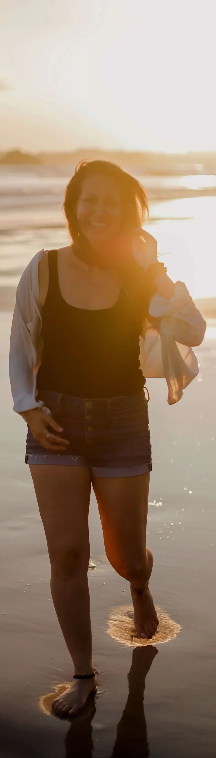 Mujer sonriendo al aire libre