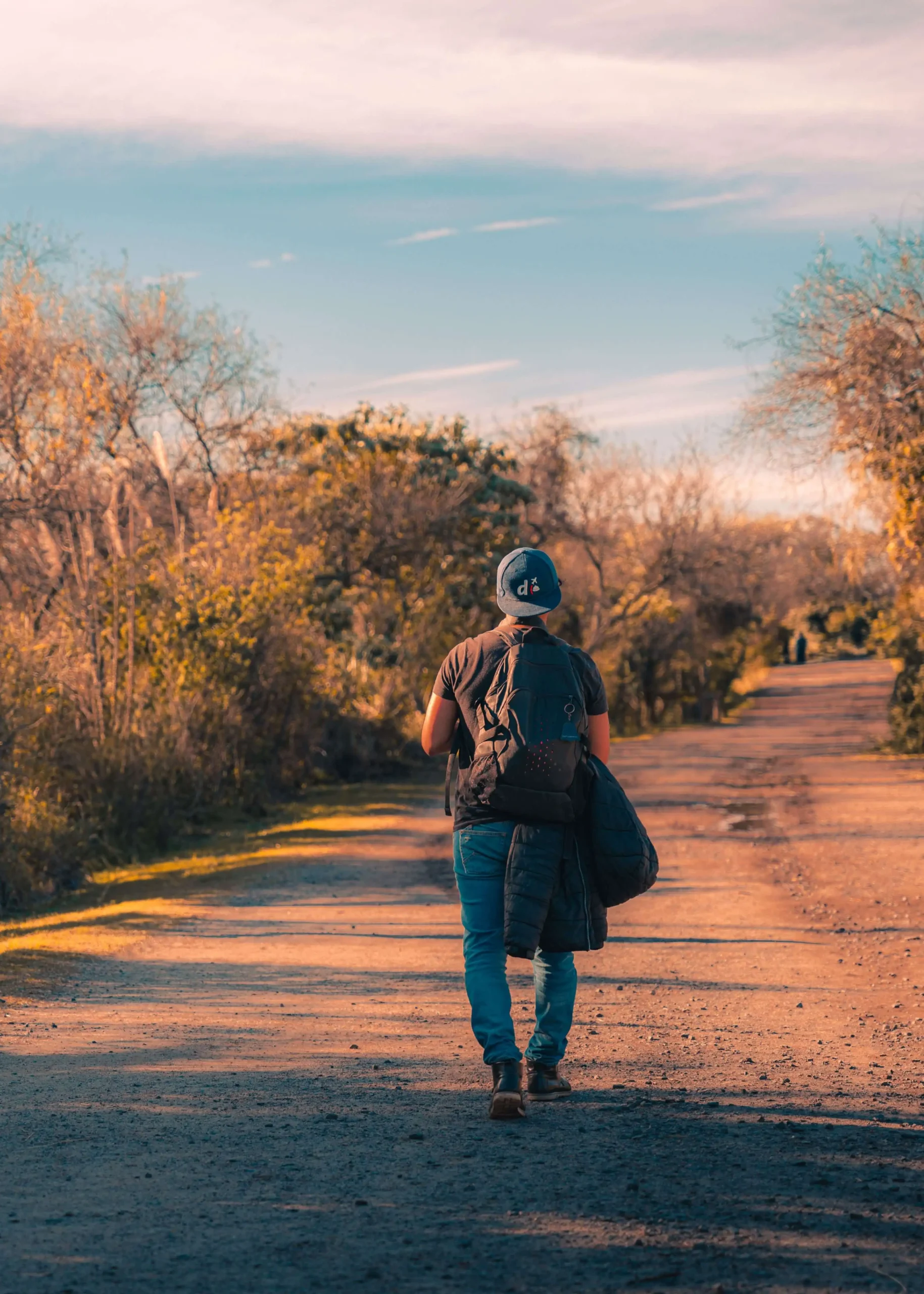Mujer en un campo con luz cálida