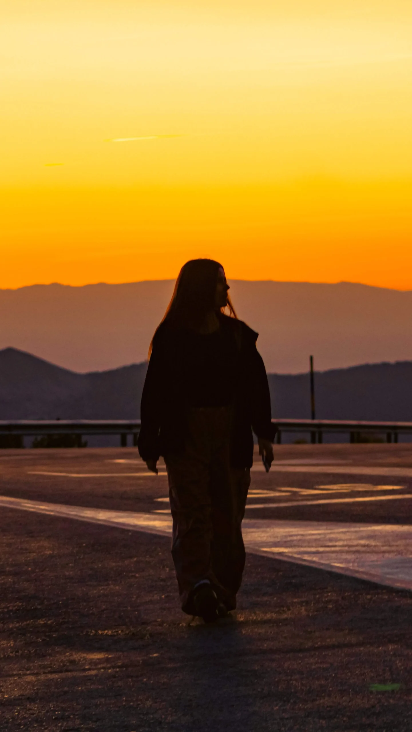 Hombre en un entorno natural con luz cálida